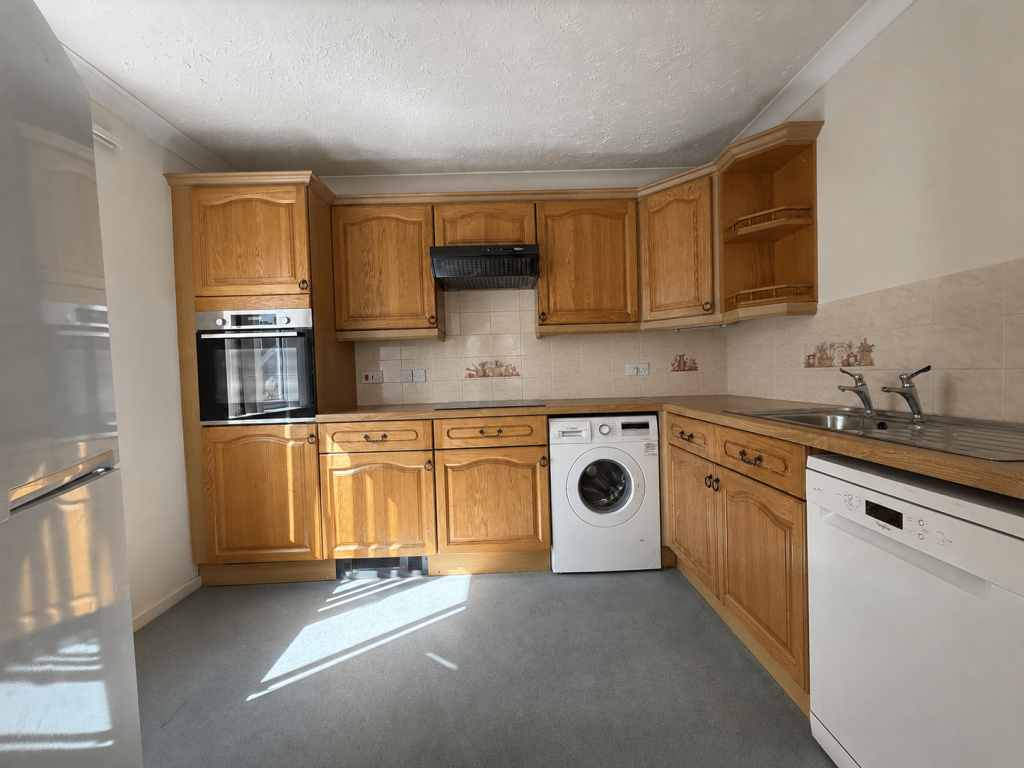Lot: 54 - RETIREMENT FLAT IN POPULAR EXETER DEVELOPMENT - Spacious kitchen